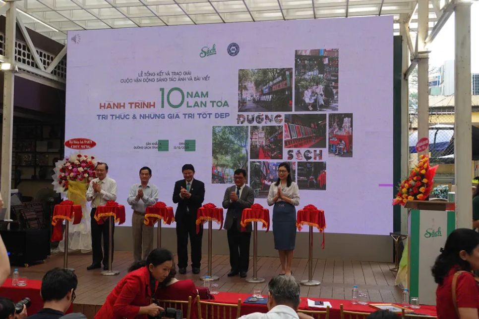 Lãnh đạo Đường sách TPHCM cùng khách mời thực hiện nghi thức cắt băng khai mạc triển lãm Lãnh đạo Đường sách TPHCM cùng khách mời thực hiện nghi thức cắt băng khai mạc triển lãm