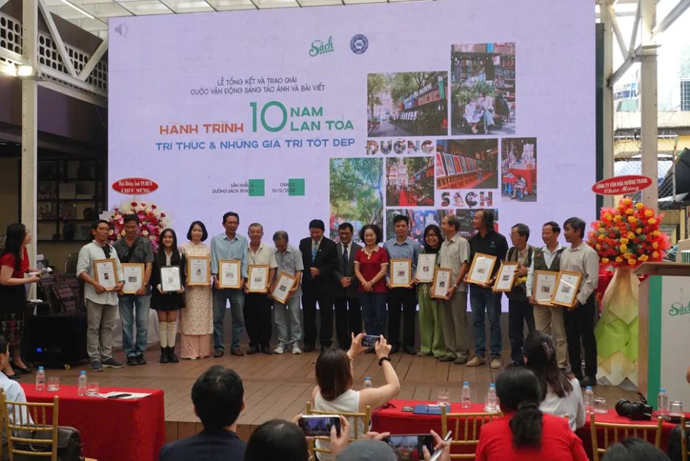 Trao giấy chứng nhận vinh danh những bạn đọc ảnh được chọn triển lãm Trao giấy chứng nhận vinh danh những bạn đọc ảnh được chọn triển lãm