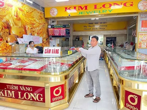 Đối tượng mang vàng giả đi cầm cố. Ảnh: CAT Đối tượng mang vàng giả đi cầm cố. Ảnh: CAT