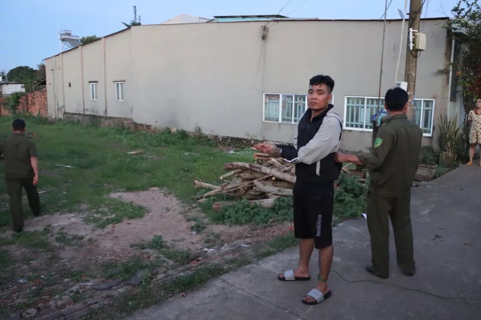 Công an đưa nghi phạm trở lại hiện trường để thực nghiệm vụ trộm Công an đưa nghi phạm trở lại hiện trường để thực nghiệm vụ trộm