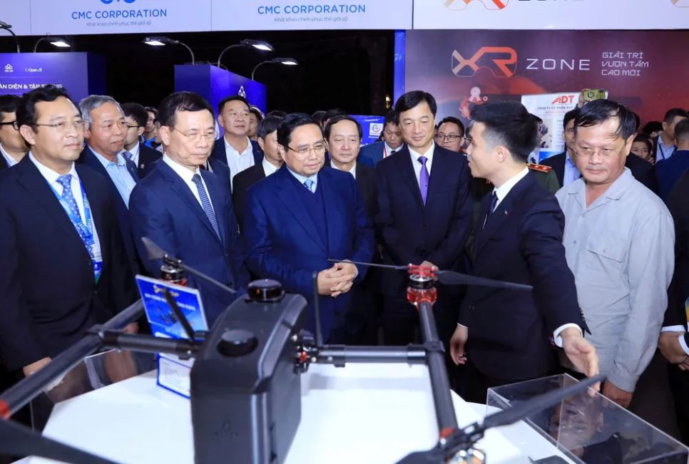 Thủ tướng cùng các đại biểu tham quan, nghe giới thiệu về một sản phẩm công nghệ mới. Ảnh: VIẾT CHUNG