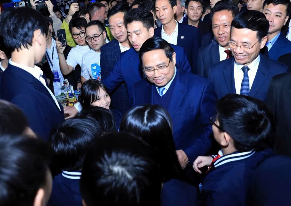 Thủ tướng trò chuyện với các bạn trẻ tham gia Techfest Việt Nam 2025. Ảnh: VIẾT CHUNG