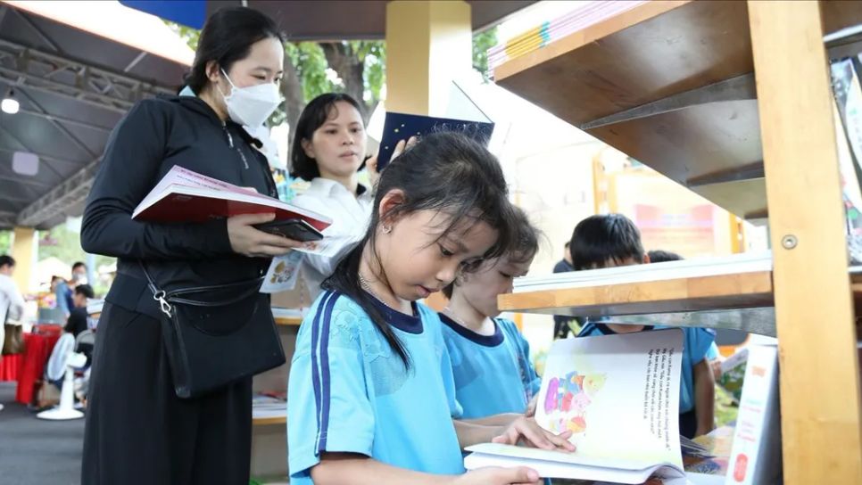 Trẻ em và người lớn tìm sách tại một hội sách ở TPHCM. Ảnh: QUỲNH YÊN Trẻ em và người lớn tìm sách tại một hội sách ở TPHCM. Ảnh: QUỲNH YÊN