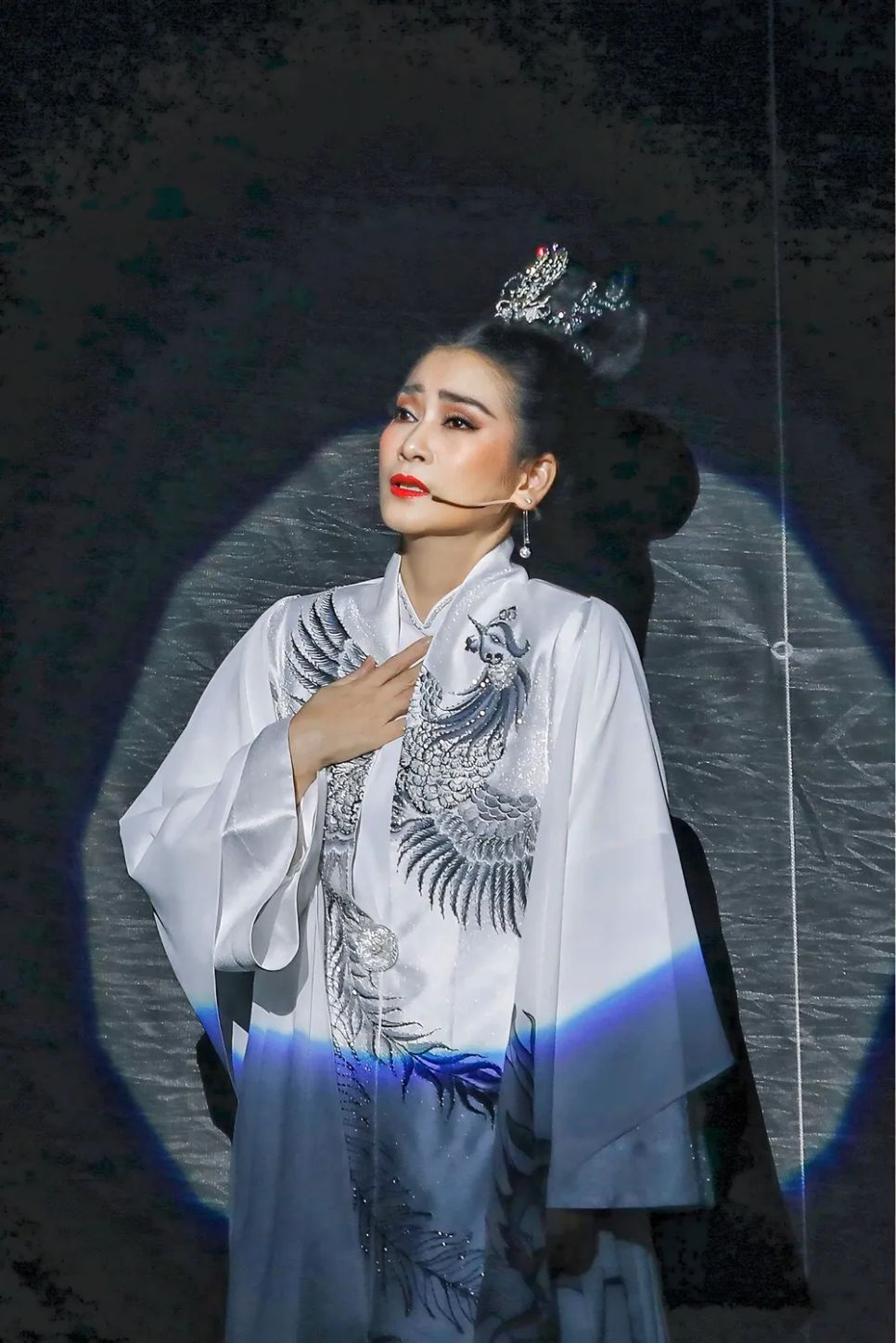 NSƯT Tuyết Thu vai Thái hậu Dương Vân Nga trong vở kịch thử nghiệm<i> Sơn hà</i> NSƯT Tuyết Thu vai Thái hậu Dương Vân Nga trong vở kịch thử nghiệm<i> Sơn hà</i>