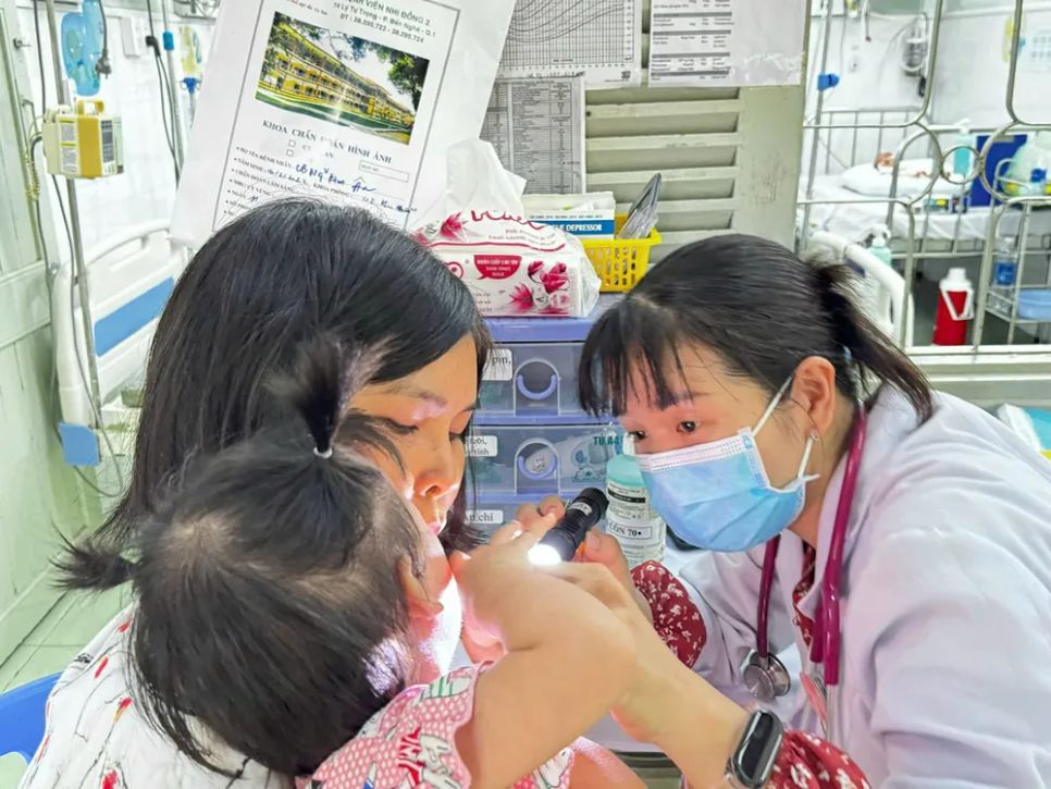 Bác sĩ Bệnh viện Nhi đồng 2 khám cho bệnh nhi mắc tay chân miệng Bác sĩ Bệnh viện Nhi đồng 2 khám cho bệnh nhi mắc tay chân miệng