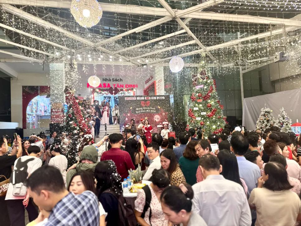 Đông đảo phụ huynh và các em nhỏ tham dự khai mạc chương trình “Mừng Giáng sinh - Đón năm mới 2026”. Ảnh: QUỲNH YÊN Đông đảo phụ huynh và các em nhỏ tham dự khai mạc chương trình “Mừng Giáng sinh - Đón năm mới 2026”. Ảnh: QUỲNH YÊN