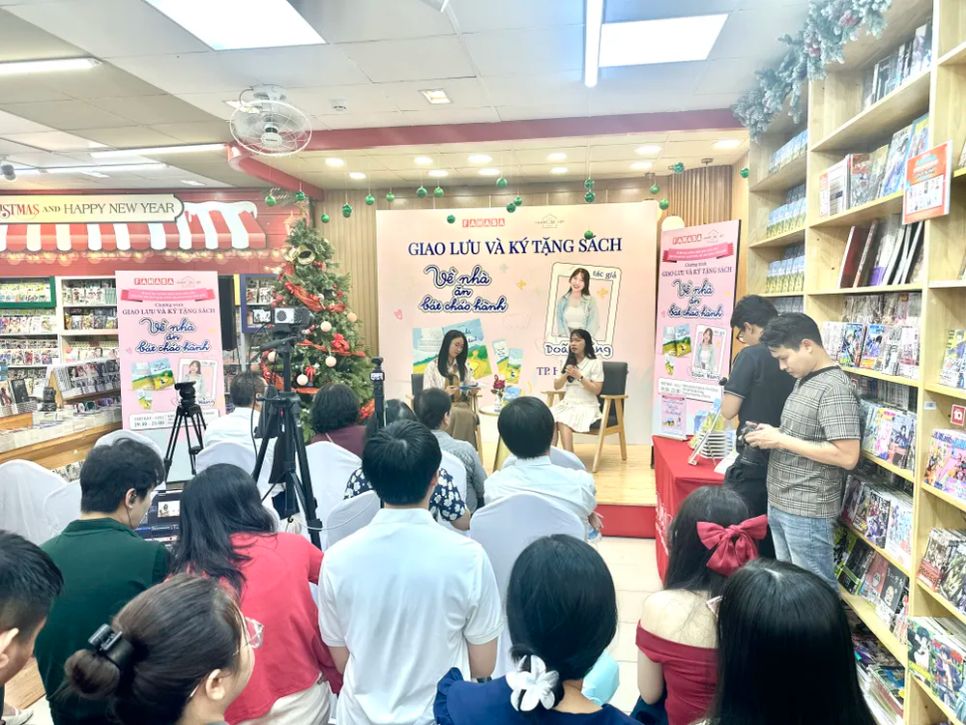 Tác giả Doãn Hằng (trên bục, phải) giao lưu cùng bạn đọc. Ảnh: QUỲNH YÊN Tác giả Doãn Hằng (trên bục, phải) giao lưu cùng bạn đọc. Ảnh: QUỲNH YÊN