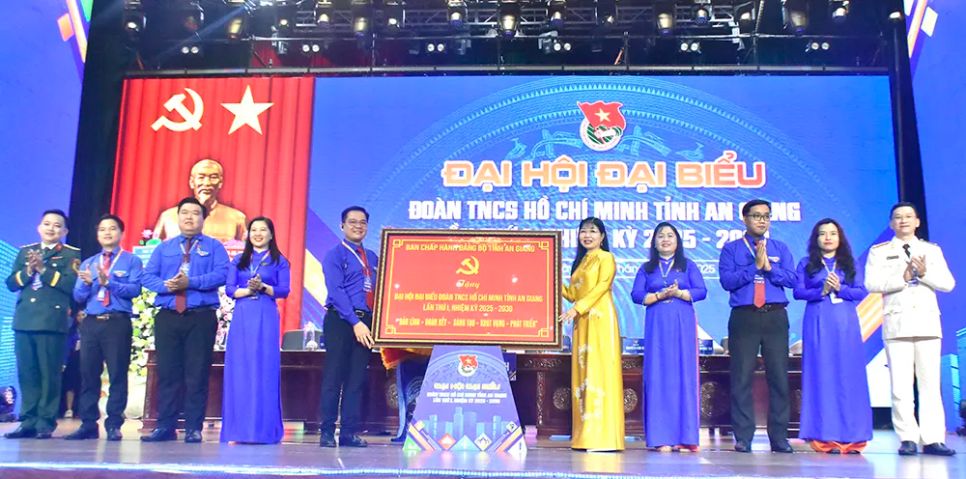 Bà Trần Thị Thanh Hương, Phó Bí thư Tỉnh ủy, Trưởng Đoàn đại biểu Quốc hội tỉnh, Chủ tịch Ủy ban MTTQ Việt Nam tỉnh An Giang tặng bức trướng của Ban Chấp hành Đảng bộ tỉnh đến Đại hội Bà Trần Thị Thanh Hương, Phó Bí thư Tỉnh ủy, Trưởng Đoàn đại biểu Quốc hội tỉnh, Chủ tịch Ủy ban MTTQ Việt Nam tỉnh An Giang tặng bức trướng của Ban Chấp hành Đảng bộ tỉnh đến Đại hội