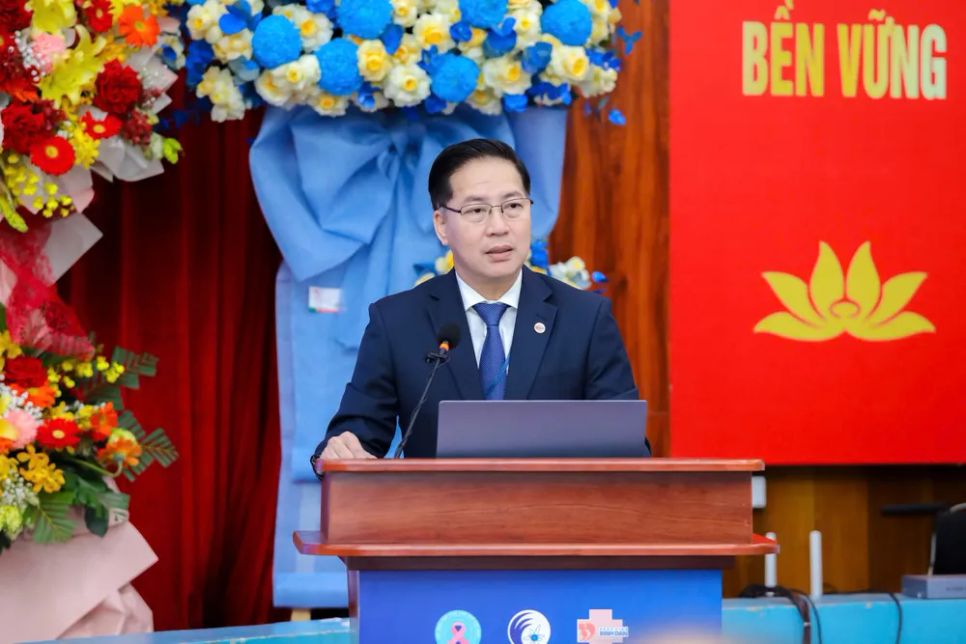 PGS-TS-BS Trần Vĩnh Hưng, Giám đốc Bệnh viện Bình Dân phát biểu tại hội nghị PGS-TS-BS Trần Vĩnh Hưng, Giám đốc Bệnh viện Bình Dân phát biểu tại hội nghị