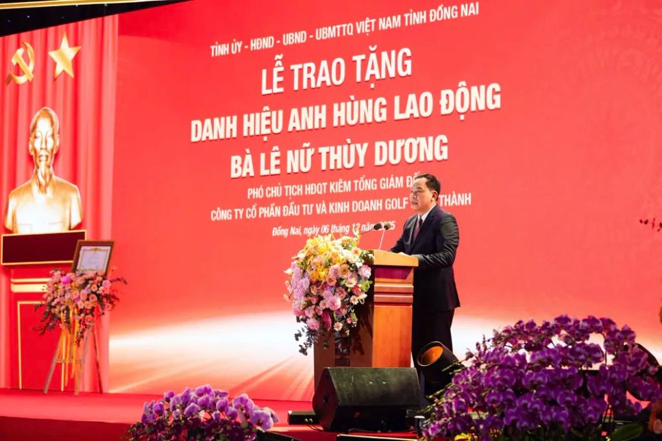 Ông Võ Tấn Đức, Phó Bí thư Tỉnh ủy Đồng Nai, phát biểu chúc mừng Anh hùng Lao động Lê Nữ Thùy Dương Ông Võ Tấn Đức, Phó Bí thư Tỉnh ủy Đồng Nai, phát biểu chúc mừng Anh hùng Lao động Lê Nữ Thùy Dương