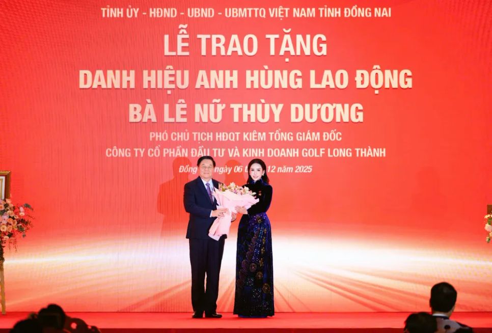 <p> Đại tướng Nguyễn Trọng Nghĩa, Ủy viên Bộ Chính trị, Bí thư Trung ương Đảng, Chủ nhiệm Tổng cục Chính trị Quân đội Nhân dân Việt Nam tặng hoa chúc mừng Anh hùng Lao động Lê Nữ Thùy Dương </p> <p> Đại tướng Nguyễn Trọng Nghĩa, Ủy viên Bộ Chính trị, Bí thư Trung ương Đảng, Chủ nhiệm Tổng cục Chính trị Quân đội Nhân dân Việt Nam tặng hoa chúc mừng Anh hùng Lao động Lê Nữ Thùy Dương </p>