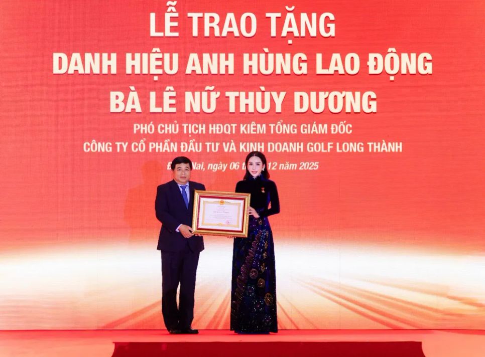 <p> Ủy viên Trung ương Đảng, Phó Thủ tướng Chính phủ Nguyễn Chí Dũng trao danh hiệu Anh hùng Lao động cho doanh nhân Lê Nữ Thùy Dương </p> <p> Ủy viên Trung ương Đảng, Phó Thủ tướng Chính phủ Nguyễn Chí Dũng trao danh hiệu Anh hùng Lao động cho doanh nhân Lê Nữ Thùy Dương </p>