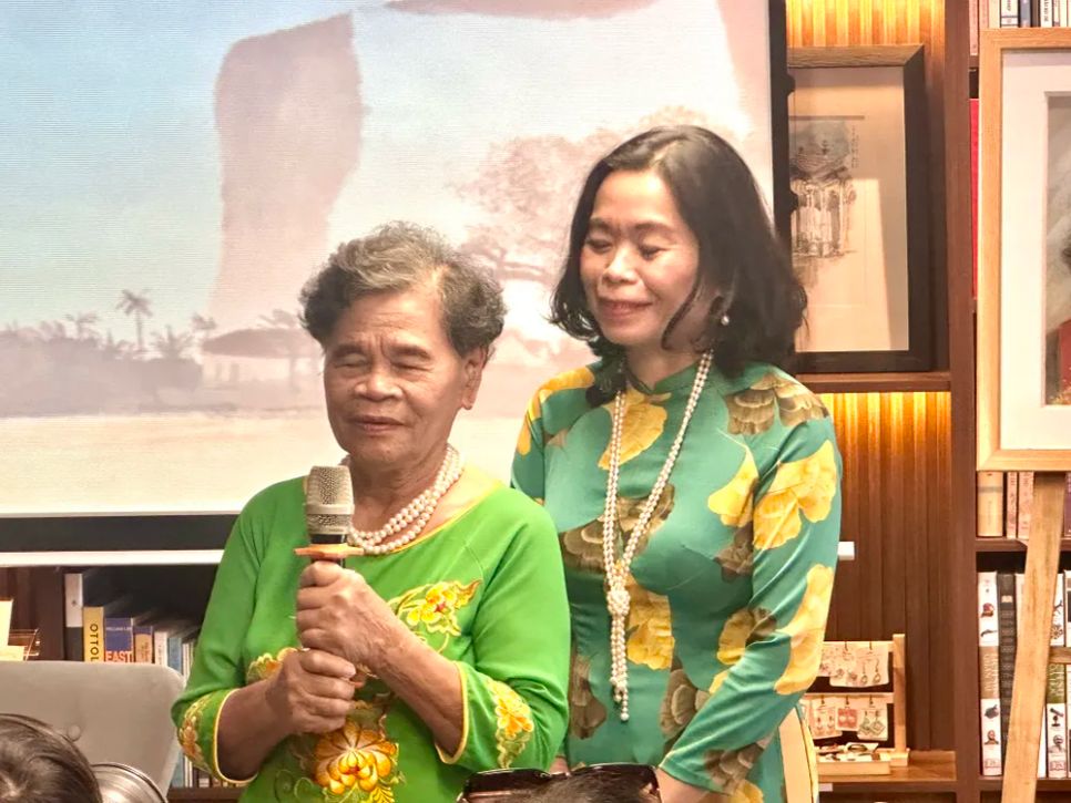 Nhà văn Nguyễn Phan Quế Mai và mẹ Nhà văn Nguyễn Phan Quế Mai và mẹ