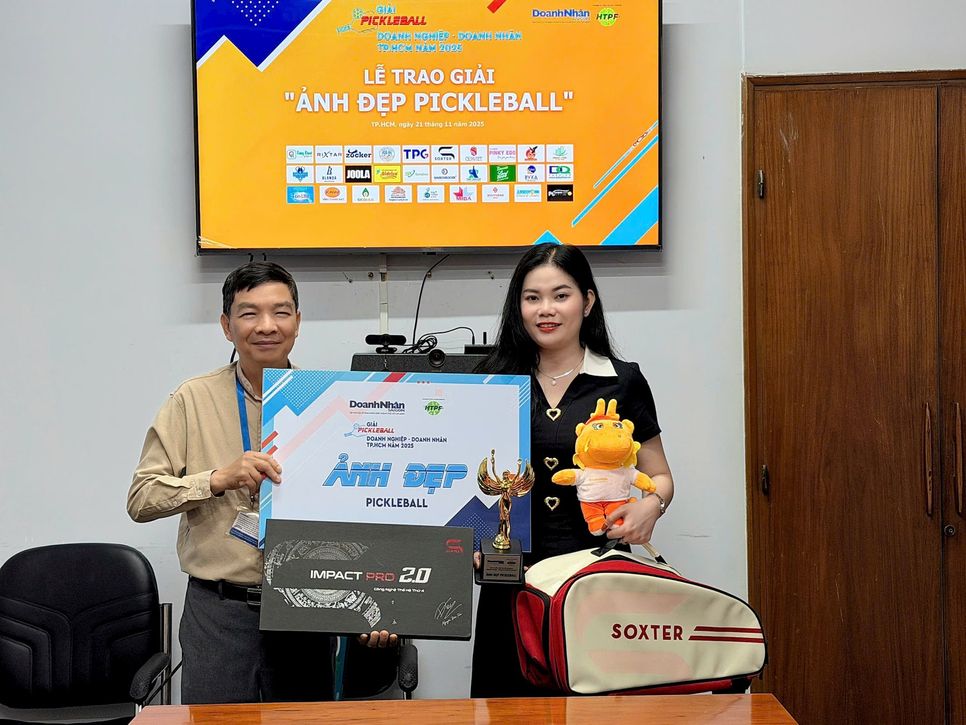 Ông Ngô Xuân Lộc - Phó Tổng Biên tập Tạp chí Doanh Nhân Sài Gòn, đại diện BTC trao giải Ông Ngô Xuân Lộc - Phó Tổng Biên tập Tạp chí Doanh Nhân Sài Gòn, đại diện BTC trao giải