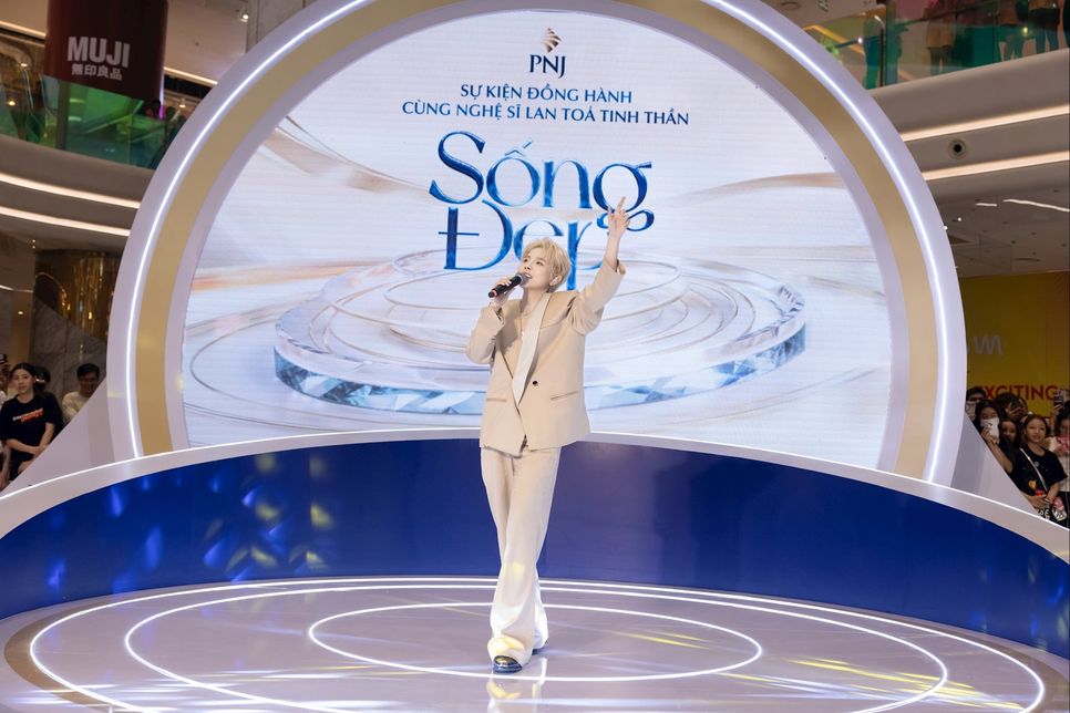 Ca sĩ Vũ Cát Tường tham gia sự kiện Ca sĩ Vũ Cát Tường tham gia sự kiện