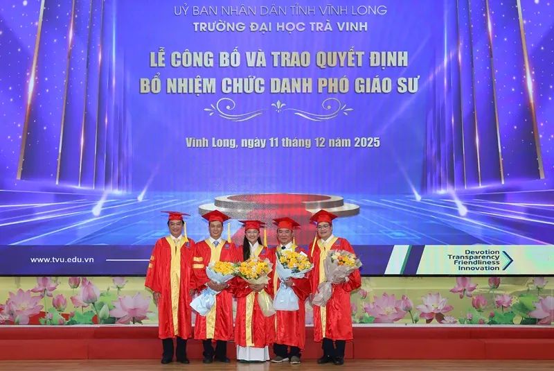 5 Phó Giáo sư vừa được Trường Đại học Trà Vinh trao quyết định.