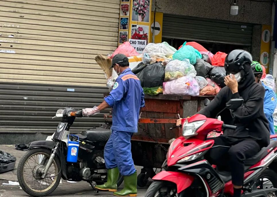 Nhân viên thu gom rác thải sinh hoạt tại phường Nhiêu Lộc, TPHCM. Ảnh: THANH HIỀN