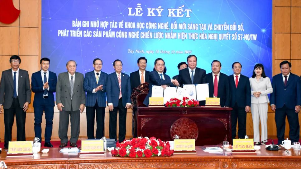 Lãnh đạo tỉnh Tây Ninh và Tập đoàn CT Group thực hiện nghi thức ký kết hợp tác Lãnh đạo tỉnh Tây Ninh và Tập đoàn CT Group thực hiện nghi thức ký kết hợp tác