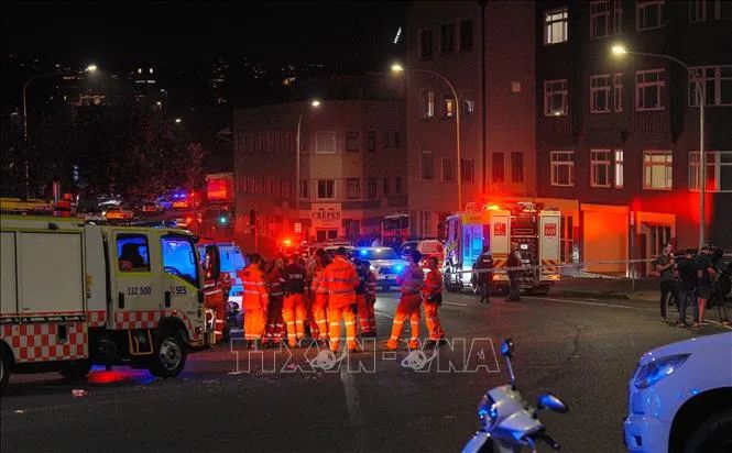 Lực lượng ứng phó khẩn cấp bang New South Wales làm nhiệm vụ tại hiện trường vụ xả súng ở thành phố Sydney, Australia ngày 14/12/2025. Ảnh: Anadolu Agency/TTXVN Lực lượng ứng phó khẩn cấp bang New South Wales làm nhiệm vụ tại hiện trường vụ xả súng ở thành phố Sydney, Australia ngày 14/12/2025. Ảnh: Anadolu Agency/TTXVN