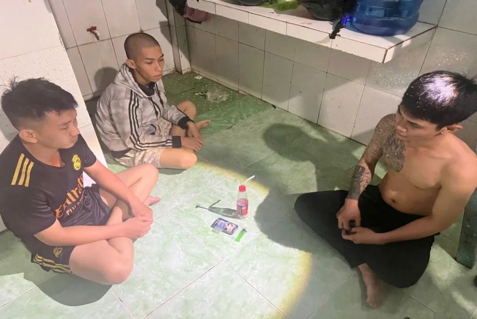 3 đối tượng tụ tập sử dụng ma túy trong phòng trọ bị bắt giữ. Ảnh: CAT 3 đối tượng tụ tập sử dụng ma túy trong phòng trọ bị bắt giữ. Ảnh: CAT