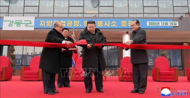 Nhà lãnh đạo Triều Tiên Kim Jong Un (giữa) cắt băng khánh thành khu phức hợp công nghiệp ở ngoại ô Bình Nhưỡng ngày 15-12. Ảnh: Yonhap/TTXVN Nhà lãnh đạo Triều Tiên Kim Jong Un (giữa) cắt băng khánh thành khu phức hợp công nghiệp ở ngoại ô Bình Nhưỡng ngày 15-12. Ảnh: Yonhap/TTXVN