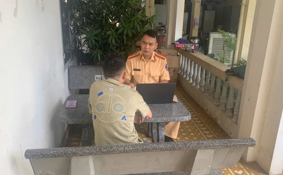 Cán bộ CSGT làm việc với tài xế T. Ảnh: CACC Cán bộ CSGT làm việc với tài xế T. Ảnh: CACC
