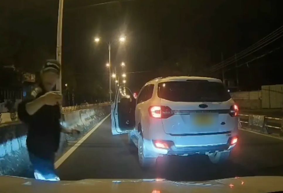 Tài xế ô tô chặn đầu, chửi bới người khác. Ảnh: Người dân cung cấp Tài xế ô tô chặn đầu, chửi bới người khác. Ảnh: Người dân cung cấp