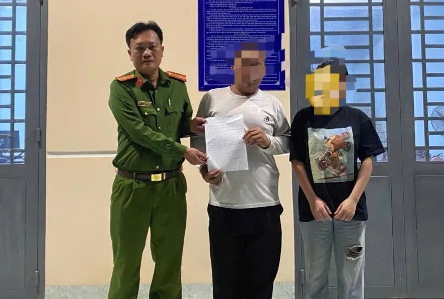 Công an xã Bến Cầu, tỉnh Tây Ninh giao em N.P.H cho gia đình Công an xã Bến Cầu, tỉnh Tây Ninh giao em N.P.H cho gia đình