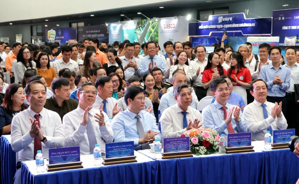 Các đại biểu tham dự khai mạc Triển lãm Khoa học công nghệ, Đổi mới sáng tạo và Chuyển đổi số TP Cần Thơ năm 2025