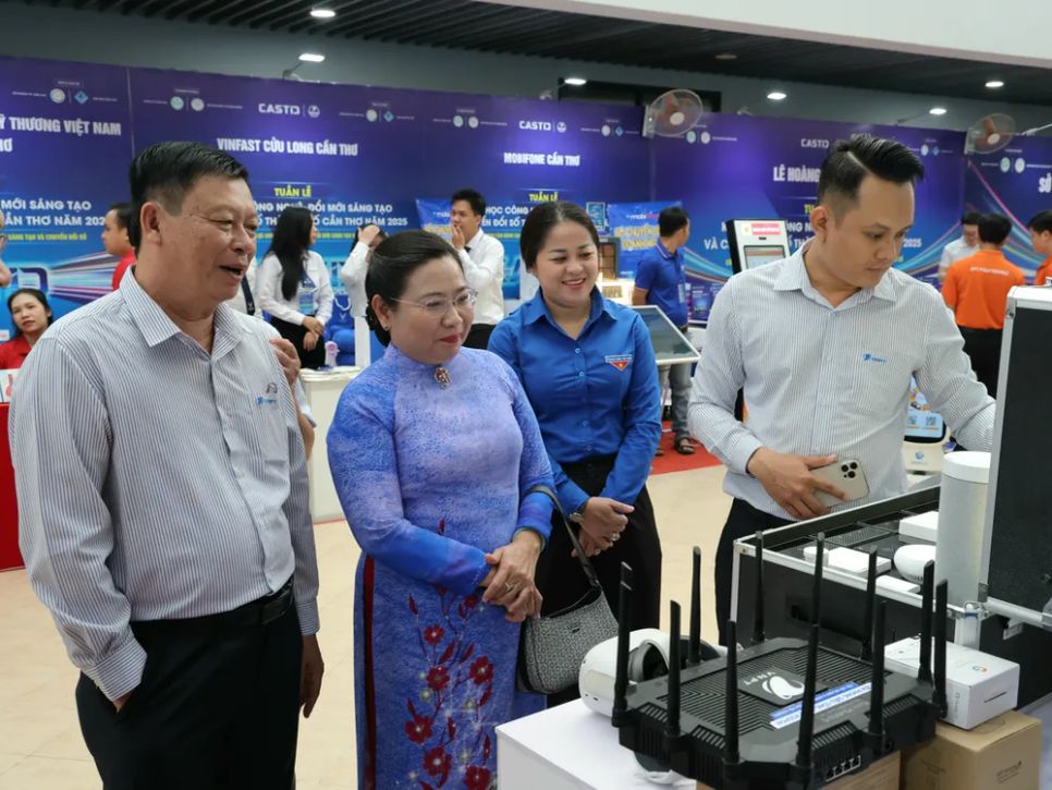 Các đại biểu tham quan khu vực triển lãm