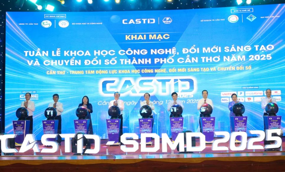 Các đại biểu thực hiện nghi thức khai mạc Tuần lễ khoa học công nghệ, đổi mới sáng tạo và chuyển đổi số TP Cần Thơ năm 2025
