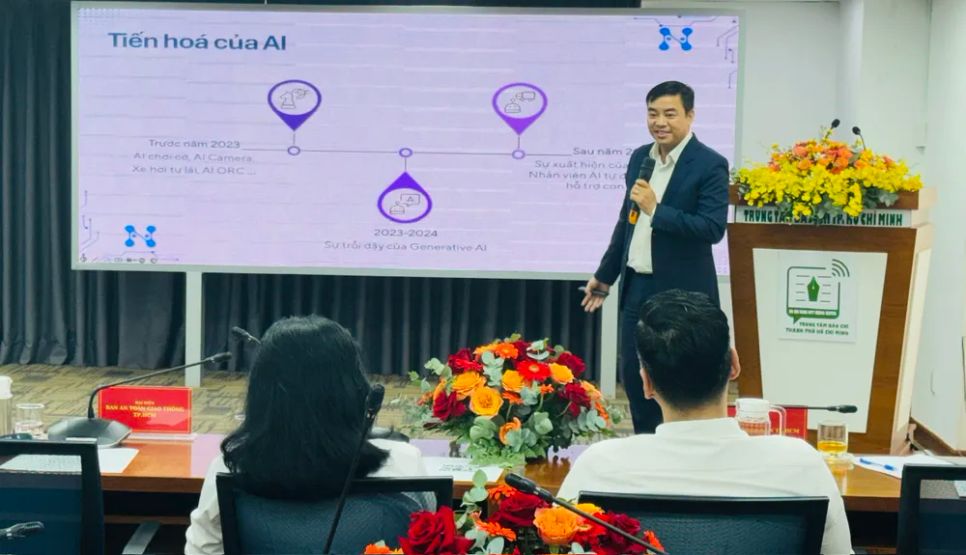 Chuyên gia AI Từ Hải Sơn, sáng lập cộng đồng AI Trainer Việt Nam chia sẻ tại chương trình. Ảnh: ĐÌNH DƯ Chuyên gia AI Từ Hải Sơn, sáng lập cộng đồng AI Trainer Việt Nam chia sẻ tại chương trình. Ảnh: ĐÌNH DƯ