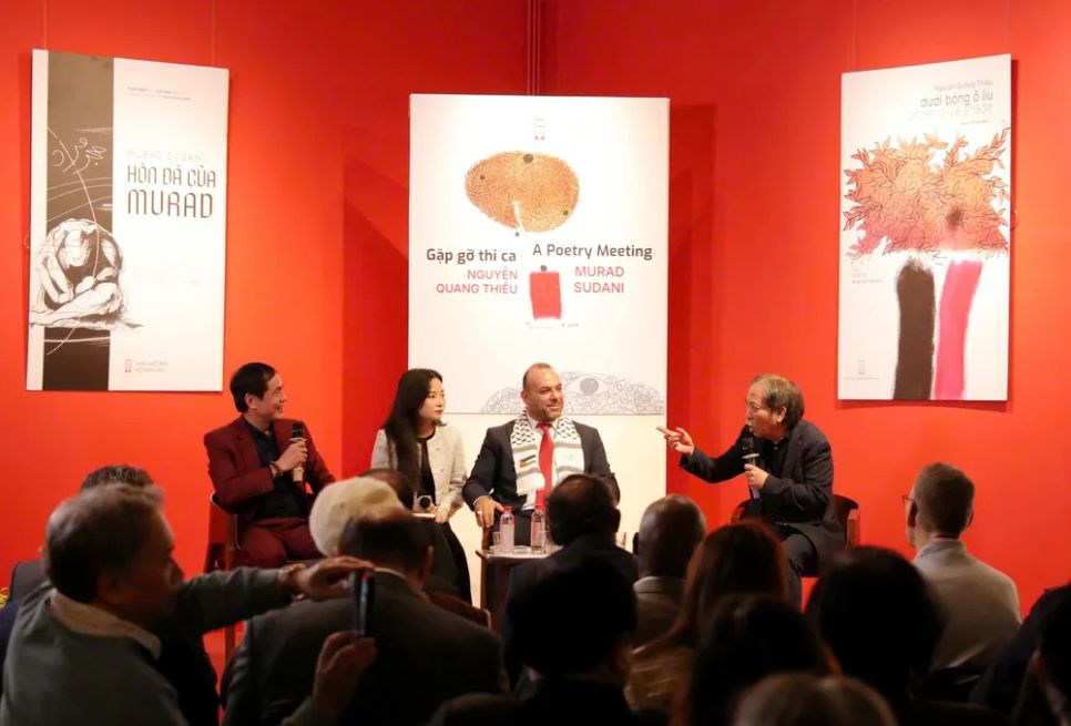 Hai tác giả chia sẻ về thơ, về lòng trắc ẩn, về khát vọng hòa bình