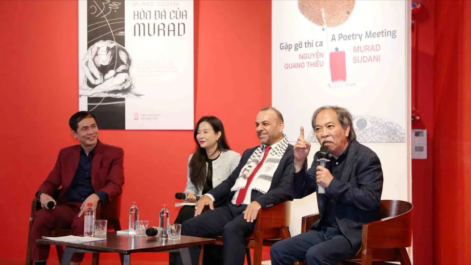 Tọa đàm ra mắt hai tập thơ của Chủ tịch Hội Nhà văn Việt Nam và Chủ tịch Hội Nhà văn Palestine. Ảnh: KHIẾU MINH