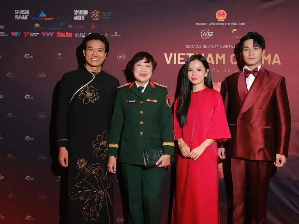 Đạo diễn Đặng Thái Huyền và các diễn viên trong phim vừa tham gia <span style=