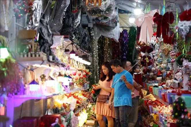Không khí mua sắm Giáng sinh rộn ràng tại TPHCM