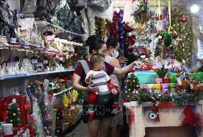 Không khí mua sắm Giáng sinh rộn ràng tại TPHCM