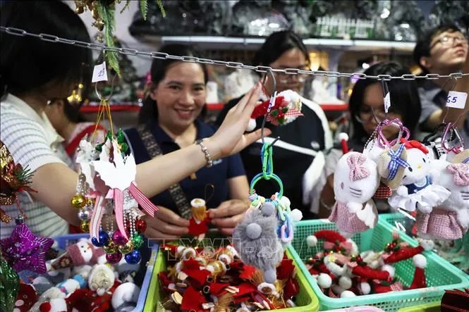 Không khí mua sắm Giáng sinh rộn ràng tại TPHCM