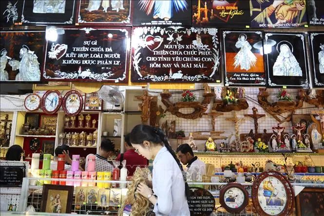 Không khí mua sắm Giáng sinh rộn ràng tại TPHCM