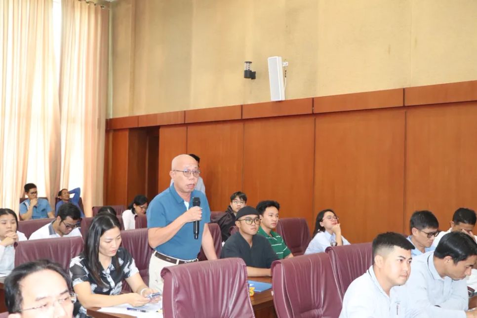 Đại diện các doanh nghiệp trao đổi với các chuyên gia tại hội thảo Đại diện các doanh nghiệp trao đổi với các chuyên gia tại hội thảo