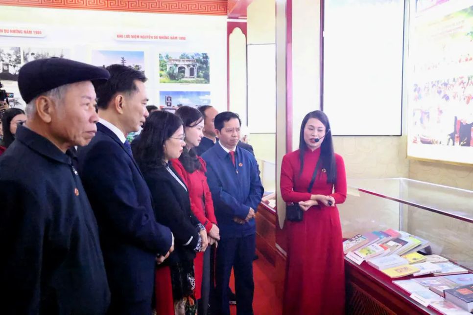 Các đại biểu lắng nghe giới thiệu tại khu vực trưng bày chuyên đề