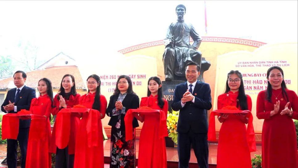 Các đại biểu thực hiện nghi thức khai mạc trưng bày chuyên đề