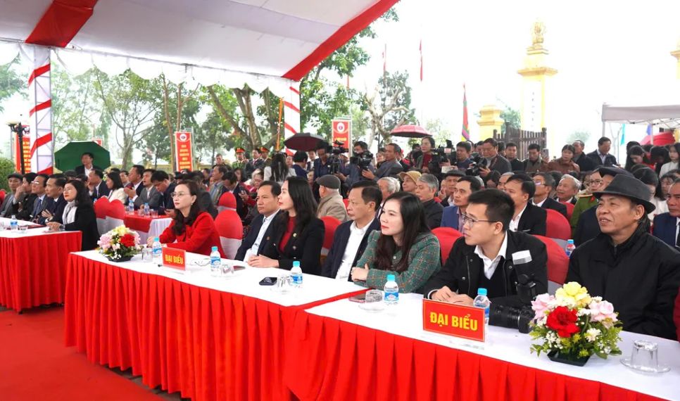 Các đại biểu và người dân tham dự chương trình