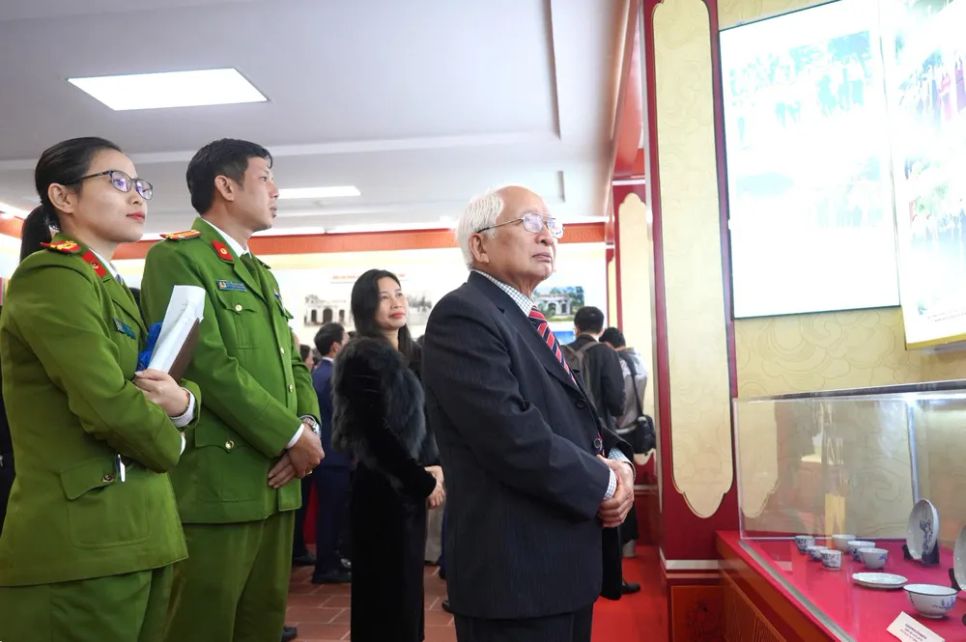 Các đại biểu xem, tìm hiểu tư liệu tại trưng bày chuyên đề