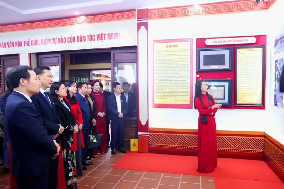 Đại biểu lắng nghe giới thiệu tại trưng bày chuyên đề