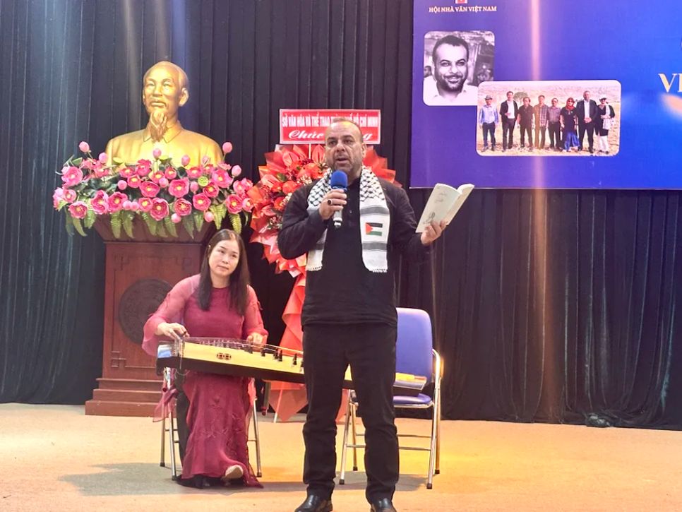 Nhà thơ Murad Sudani đọc thơ tặng các nhà văn nhà thơ của Việt Nam