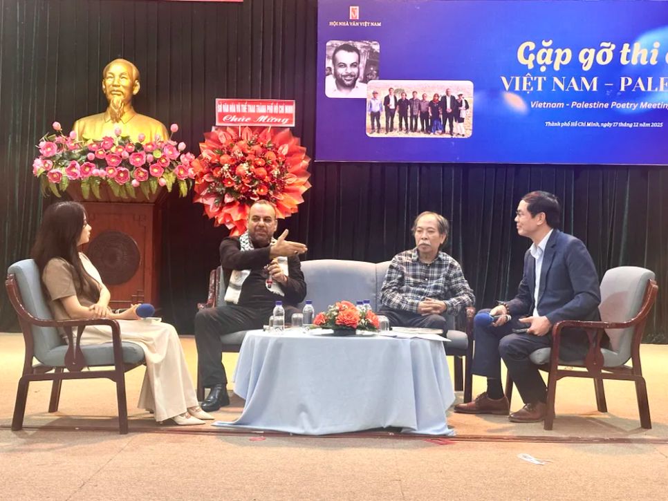 Nhà thơ Murad Sudani (thứ 2 từ trái qua) và nhà thơ Nguyễn Quang Thiều (thứ 2 từ phải qua) cùng giao lưu và chia sẻ tại chương trình