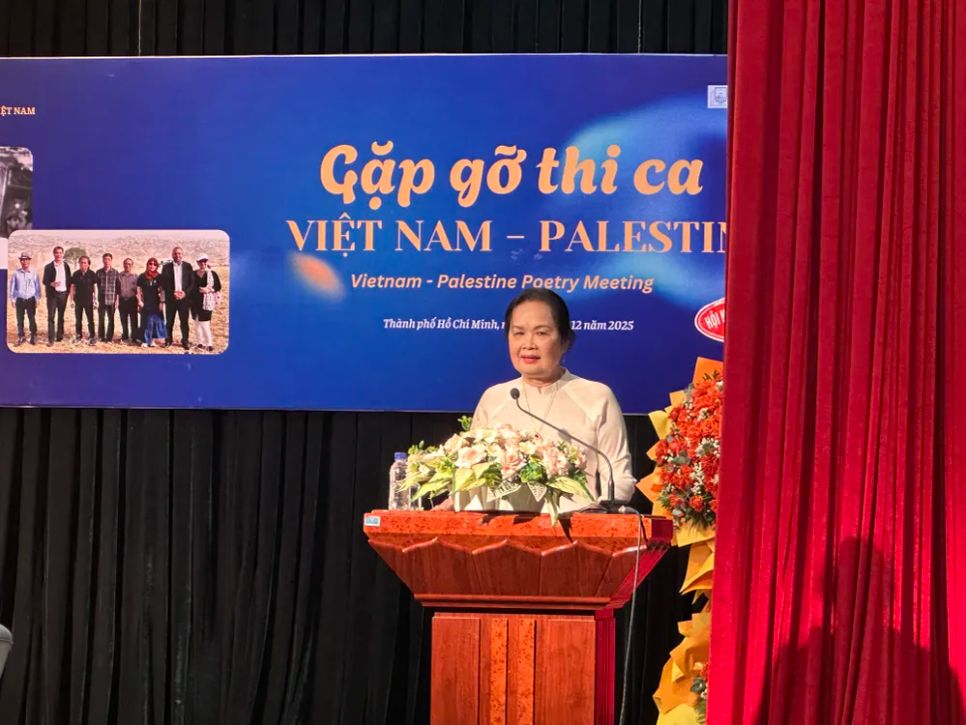 Nhà văn Bích Ngân, Chủ tịch Hội Nhà văn TPHCM, phát biểu tại chương trình