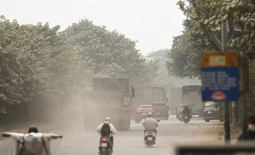 Mùa đông, trời hanh khô, ít mưa làm tăng mức độ bụi trên đường gom đại lộ Thăng Long ở phía Tây Hà Nội. Ảnh: CTV Mùa đông, trời hanh khô, ít mưa làm tăng mức độ bụi trên đường gom đại lộ Thăng Long ở phía Tây Hà Nội. Ảnh: CTV