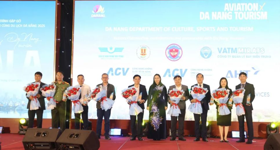 Bà Nguyễn Thị Anh Thi tặng hoa các cơ quan, đơn vị quản lý và khai thác hàng không. Ảnh: XUÂN QUỲNH